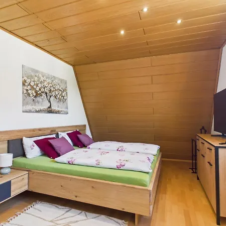 Semesterbostad Rose Voll Ausgestattet - Grosser Hot Tube Ganzjaehrig Buchbar Königsberg in Bayern